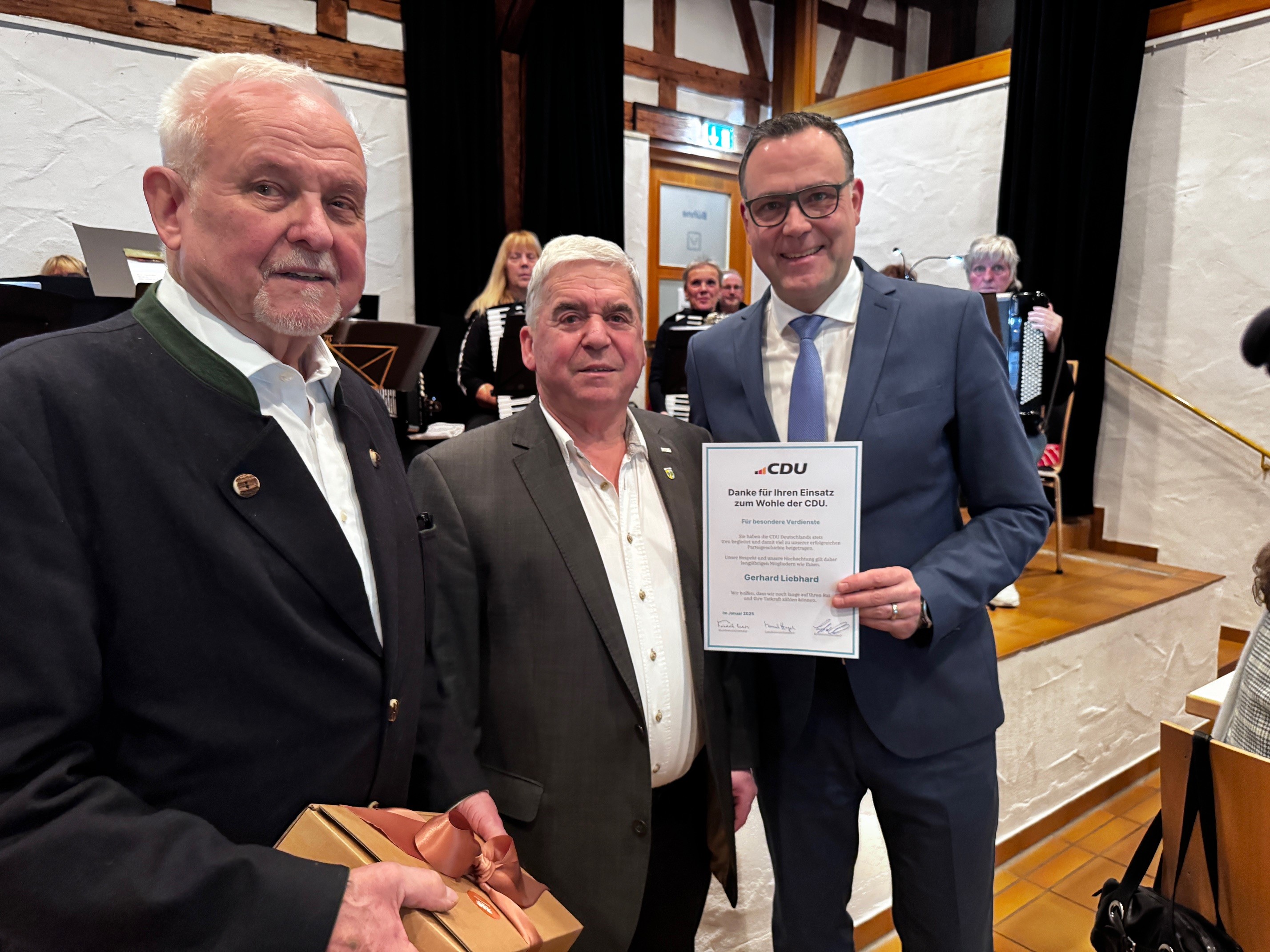 Der CDU-Vorsitzende Hannig und Staatsektretr Lorek ehren Gerhard Liebhard fr sein jahrzentelanges Engagement.